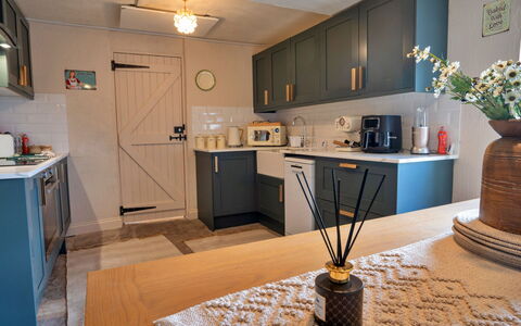Middle Barn at Blackclough Farm: Möbel, Interior Design, Cabinetry, Holz, Flooring, Countertop, Küchengerät, Küche, Major Appliance, Decke