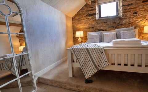 Middle Barn at Blackclough Farm: Möbel, Wand, Interior Design, Schlafzimmer, Holz, Flooring, Bett, Fussboden, Decke, Zimmer