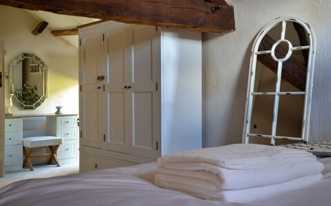 Middle Barn at Blackclough Farm: Möbel, Schlafzimmer, Bett, Interior Design, Holz, Flooring, Fussboden, Bedding, Decke, Beleuchtung