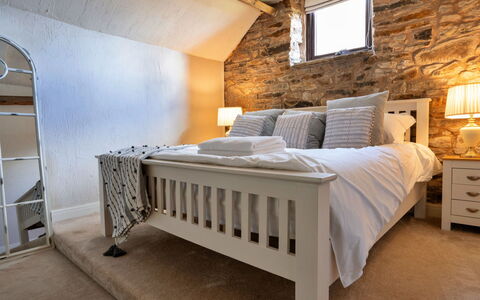 Middle Barn at Blackclough Farm: Bett, Bedding, Schlafzimmer, Möbel, Bettdecke, Interior Design, Holz, Flooring, Fussboden, Zimmer