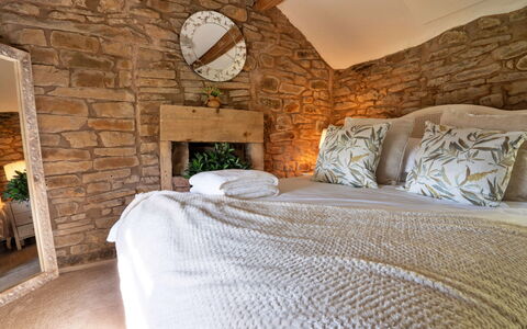 Middle Barn at Blackclough Farm: Holz, Interior Design, Schlafzimmer, Möbel, Beleuchtung, Bett, Zuhause, Bedding, Decke, Zimmer