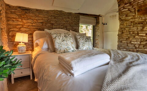 Middle Barn at Blackclough Farm: Schlafzimmer, Wand, Interior Design, Bett, Holz, Bedding, Möbel, Bettdecke, Zuhause, Beleuchtung