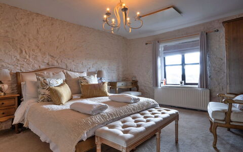 Blackclough Farmhouse at Blackclough Farm: Möbel, Interior Design, Schlafzimmer, Bett, Decke, Linens, Bedding, Zimmer, Bettdecke, Textil