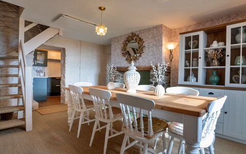 Blackclough Farmhouse at Blackclough Farm: Möbel, Interior Design, Flooring, Wand, Holz, Fussboden, Decke, Esszimmer, Light Fixture, Stuhl