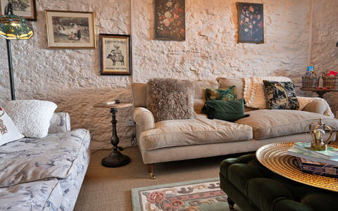 Blackclough Farmhouse at Blackclough Farm: Möbel, Interior Design, Wand, Couch, Holz, Flooring, Fussboden, Wohnzimmer, Beleuchtung, Zimmer