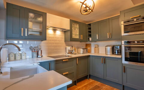 Blackclough Farmhouse at Blackclough Farm: Küche, Cabinetry, Countertop, Interior Design, Küchengerät, Holz, Flooring, Möbel, Major Appliance, Decke