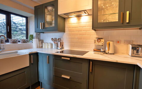 Blackclough Farmhouse at Blackclough Farm: Küche, Countertop, Cabinetry, Küchengerät, Interior Design, Major Appliance, Möbel, Holz, Flooring, Schublade