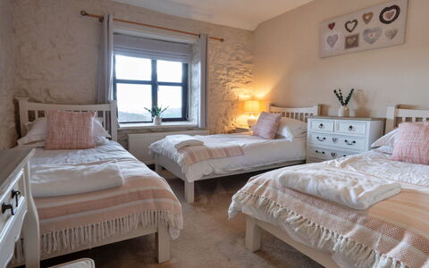 Blackclough Farmhouse at Blackclough Farm: Möbel, Schlafzimmer, Interior Design, Bett, Fussboden, Bedding, Bettdecke, Flooring, Zimmer, Linens