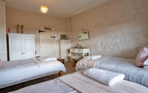 Blackclough Farmhouse at Blackclough Farm: Möbel, Bett, Schlafzimmer, Interior Design, Wand, Fussboden, Bettdecke, Bedding, Holz, Flooring