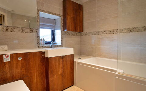 Blackclough Farmhouse at Blackclough Farm: Armatur, Flooring, Badezimmer, Badewanne, Fussboden, Interior Design, Installation, Zapfhahn, Fliese, Sinken