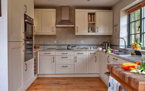 Kite'S Gate: Möbel, Küche, Küchengerät, Countertop, Cabinetry, Flooring, Interior Design, Major Appliance, Holz, Schublade