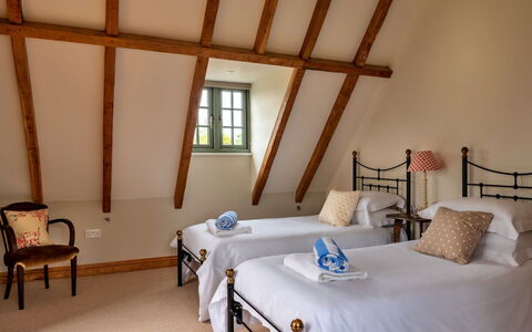 Kite'S Gate: Möbel, Holz, Interior Design, Flooring, Fussboden, Decke, Bett, Beleuchtung, Zimmer, Schlafzimmer