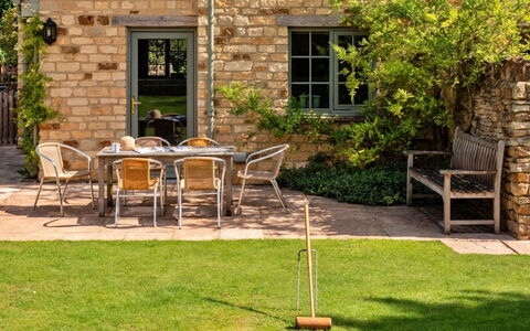 Kite'S Gate: Möbel, Gartenmöbel, Stuhl, Tabelle, Tisch Im Freien, Garten, Strauch, Küche & Esszimmer Tisch, Backstein
