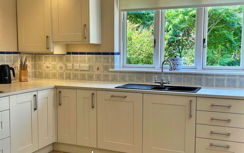 Berry Pen Cottage: Flooring, Countertop, Interior Design, Küche, Möbel, Fussboden, Holz, Küchengerät, Cabinetry, Decke