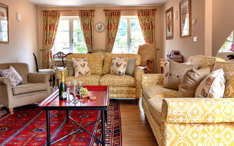 Berry Pen Cottage: Möbel, Interior Design, Couch, Flooring, Wohnzimmer, Holz, Zimmer, Fussboden, Textil, Decke