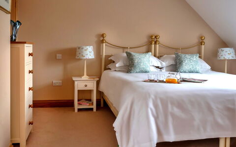 Berry Pen Cottage: Bett, Möbel, Schlafzimmer, Bedding, Interior Design, Bettdecke, Holz, Linens, Textil, Fussboden