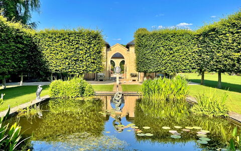 Berry Pen Cottage: Grün, Strauch, Garten, Frühling, Landscaping, Hecke, Botanischer Garten, Water Feature, Park