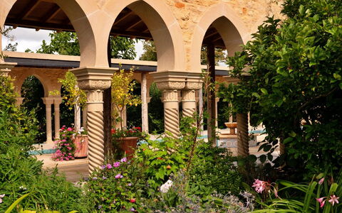 Berry Pen Cottage: Bogen, Säule, Strauch, Die Architektur, Garten, \Arkade, Hazienda, Hof, Schatten