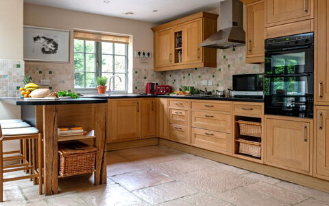 Ryeworth Cottage: Möbel, Küche, Countertop, Cabinetry, Flooring, Interior Design, Küchengerät, Fussboden, Holz, Schublade