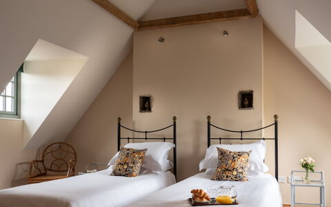 Ryeworth Cottage: Möbel, Interior Design, Bett, Schlafzimmer, Wand, Flooring, Fussboden, Holz, Bedding, Decke