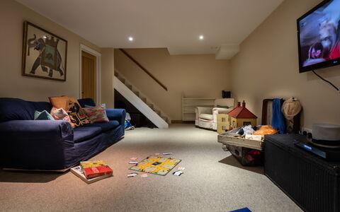 Ryeworth Cottage: Flooring, Fussboden, Interior Design, Möbel, Decke, Beleuchtung, Zimmer, Couch, Wohnzimmer, Erholungsraum