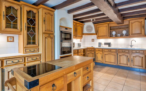 Barn Cottage: Küche, Cabinetry, Holz, Flooring, Countertop, Interior Design, Möbel, Decke, Schrank, Schublade