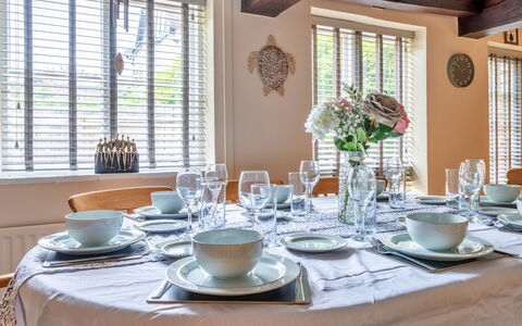 Barn Cottage: Möbel, Interior Design, Tabelle, Geschirr, Textil, Stuhl, Esszimmer, Küche & Esszimmer Tisch, Beleuchtung