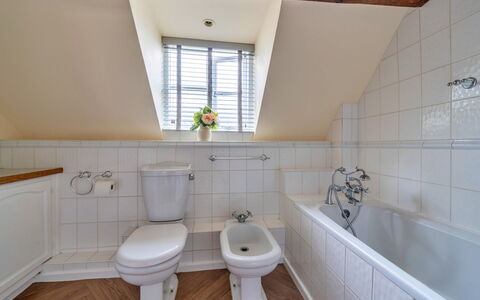 Barn Cottage: Badezimmer, Armatur, Flooring, Sinken, Fussboden, Zapfhahn, Badewanne, Interior Design, Bad Sink, Installation