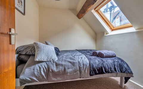 Barn Cottage: Schlafzimmer, Interior Design, Möbel, Bett, Holz, Flooring, Fussboden, Bettdecke, Bedding, Decke