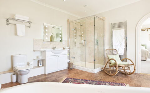 Historic Castle on River Tamar: Interior Design, Flooring, Fussboden, Decke, Armatur, Zuhause, Badezimmer, Beleuchtung, Installation, Zimmer