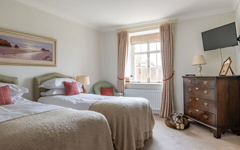 Historic Castle on River Tamar: Möbel, Bett, Schlafzimmer, Bedding, Bettdecke, Interior Design, Holz, Linens, Decke, Textil
