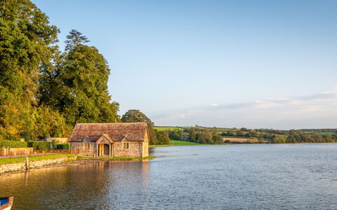 Historic Castle on River Tamar: Wasser, Gewässer, Natur, Wasserweg, Wasserlauf, Haus, Hütte, Bank, Landschaft, See
