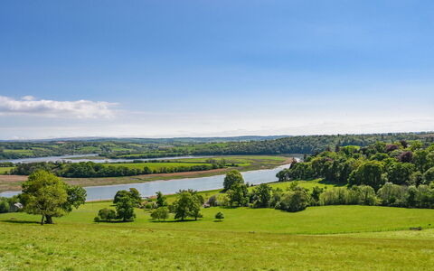 Historic Castle on River Tamar: Wasser, Grün, Wasservorräte, Gewässer, Natur, Natürlichen Umgebung, Natürliche Landschaft, Wiese, Vegetation