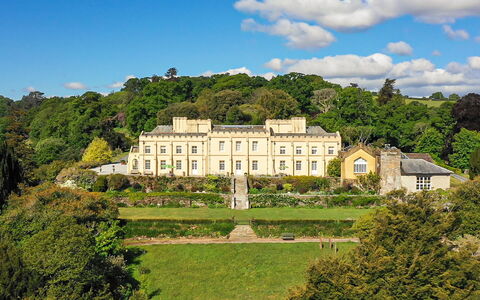 Historic Castle on River Tamar: Estate, Palast, Villa, Garten, Stattliches Heim, Offizieller Wohnsitz, Schloss, Rasen, Landscaping
