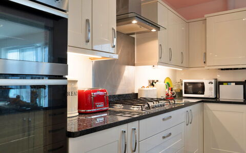 The Willows: Küche, Küchengerät, Countertop, Major Appliance, Cabinetry, Haushaltsgerät, Interior Design, Herd, Herd, Flooring