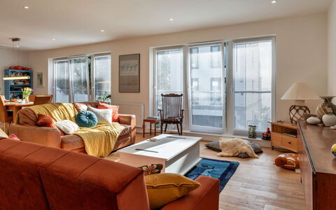 The Willows: Möbel, Couch, Interior Design, Flooring, Fussboden, Holz, Wohnung, Wohnzimmer, Decke, Zimmer