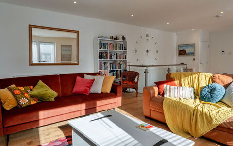 The Willows: Möbel, Interior Design, Couch, Flooring, Fussboden, Wand, Wohnzimmer, Holz, Zimmer, Bilderrahmen