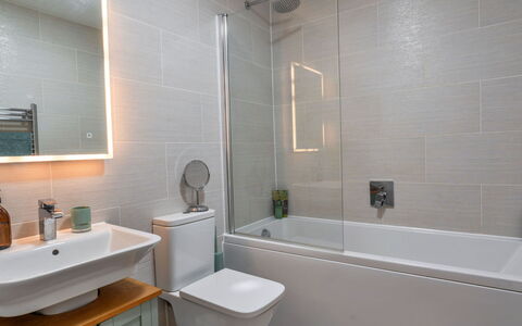 The Willows: Badezimmer, Armatur, Flooring, Interior Design, Fussboden, Sinken, Zapfhahn, Badewanne, Installation, Fliese