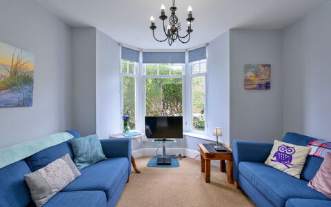 Penmaen House: Möbel, Interior Design, Couch, Flooring, Fussboden, Wohnzimmer, Zimmer, Decke, Beleuchtung, Tabelle