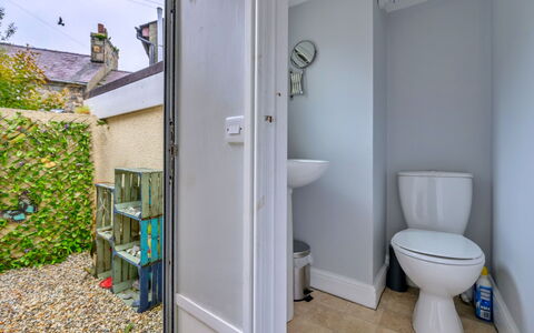 Penmaen House: Fussboden, Flooring, Tür, Armatur, Toilette, Badezimmer, Installation, Toilleten Sitz, Fliese, Home Door