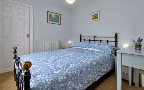 Penmaen House: Bett, Schlafzimmer, Bedding, Bettdecke, Holz, Möbel, Interior Design, Fussboden, Bettrahmen, Linens