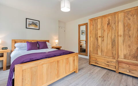 Blaen Ddol: Möbel, Bett, Interior Design, Schlafzimmer, Flooring, Holz, Bettdecke, Bedding, Fussboden, Zimmer