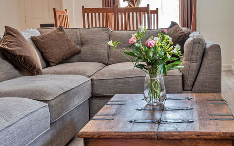 Blaen Ddol: Möbel, Holz, Flooring, Couch, Fussboden, Interior Design, Wohnzimmer, Zuhause, Hartholz