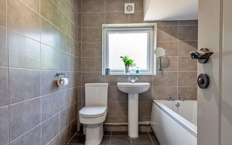 Blaen Ddol: Badezimmer, Armatur, Wand, Toilleten Sitz, Flooring, Toilette, Fussboden, Interior Design, Sinken, Installation