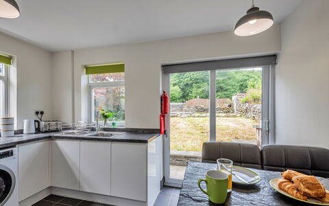 Blaen Ddol: Major Appliance, Flooring, Interior Design, Küche, Küchengerät, Countertop, Fussboden, Decke, Haushaltsgerät, Zimmer