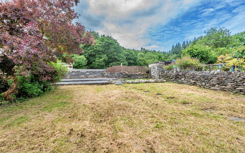 Blaen Ddol: Gras, Strauch, Landschaft, Pflanzengemeinschaft, Ground, Steinwand, Garten, Wiese, Landscaping