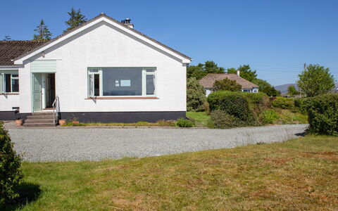 Creag Dubh: Gebäude, Wand, Gras, Haus, Dach, Zuhause, Wohngebiet, Strauch, Hütte, Die Architektur