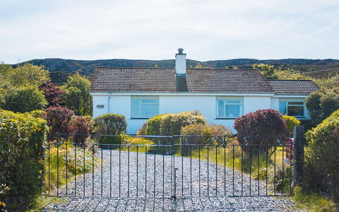 Creag Dubh: Strauch, Zaun, Garten, Hütte, Landscaping, Tor, Home Fechten, Steinwand, Auffahrt