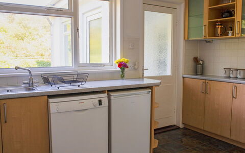 Creag Dubh: Countertop, Spüle, Küche, Cabinetry, Holz, Flooring, Interior Design, Sinken, Fussboden, Küchengerät