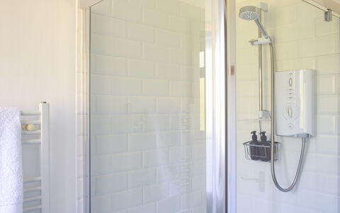Creag Dubh: Wand, Armatur, Flooring, Badezimmer, Fussboden, Interior Design, Dusche, Duschkopf, Beleuchtung, Installation